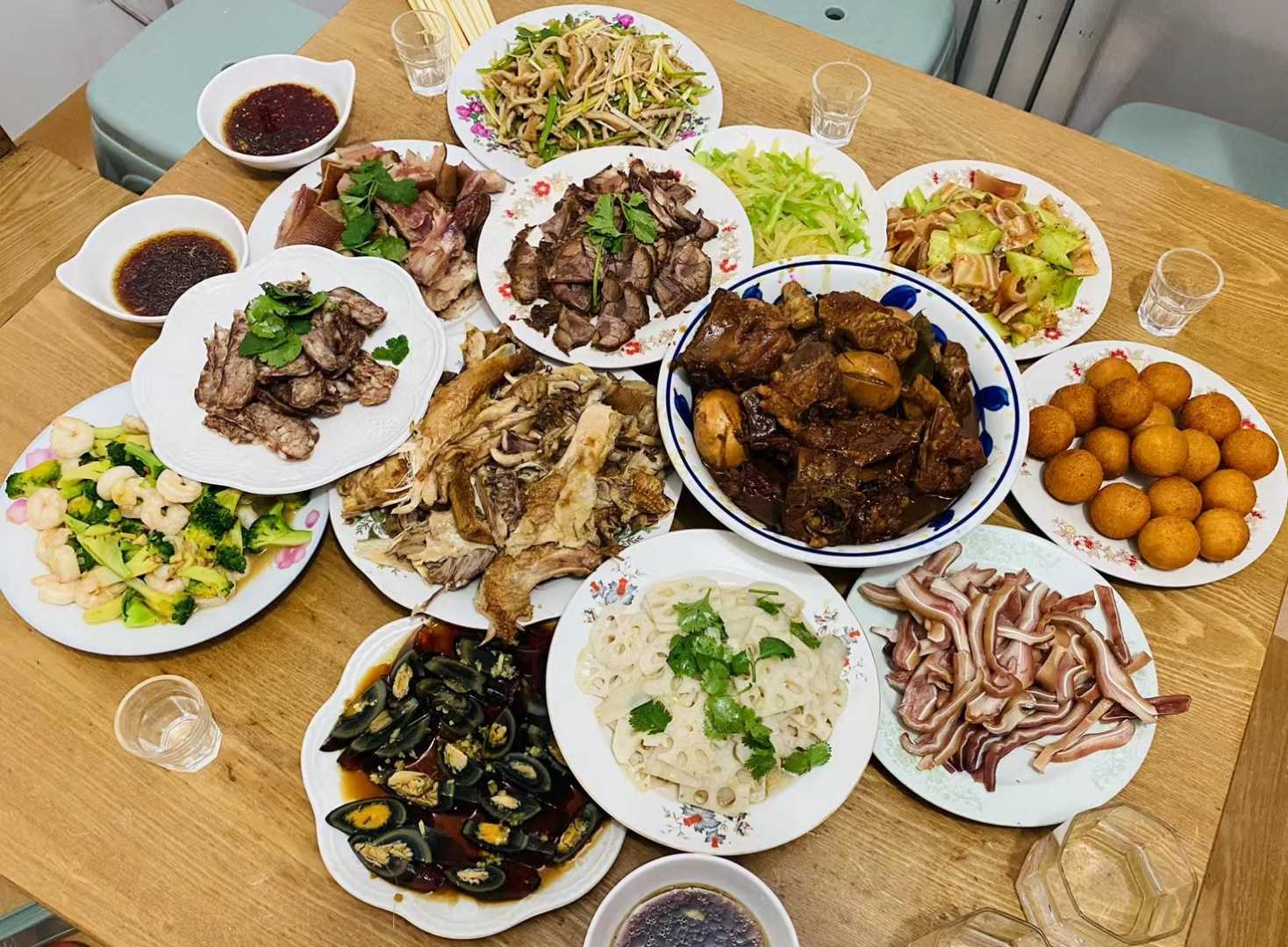 边做饭边直播瞧瞧山东各地情报员家的年夜饭年味嘚儿就上来了