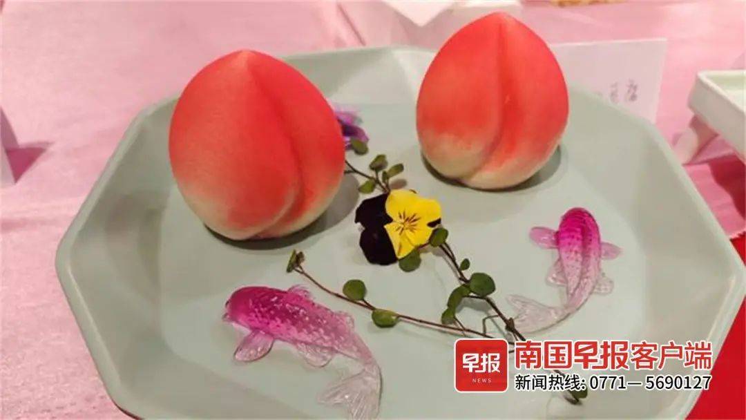 粤珍轩餐饮公司总裁冼楚云介绍,他们特别增加了有寓意的点心,如"发财