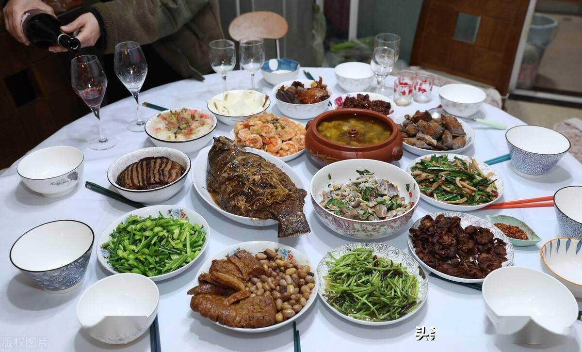 除夕夜昆明人家团圆吃年夜饭