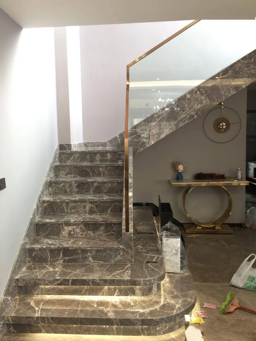 大理石楼梯玻璃栏杆的造型方式及施工要点_石材_mm_底座
