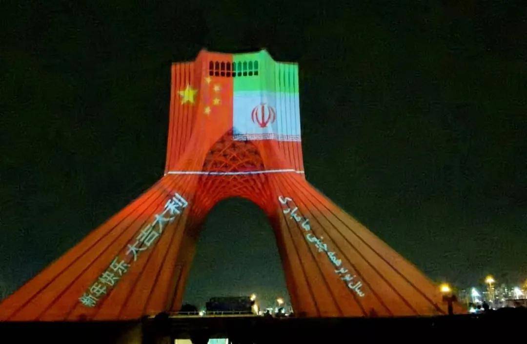 全球贺虎年美国帝国大厦点亮中国红伊朗地标闪耀中国国旗