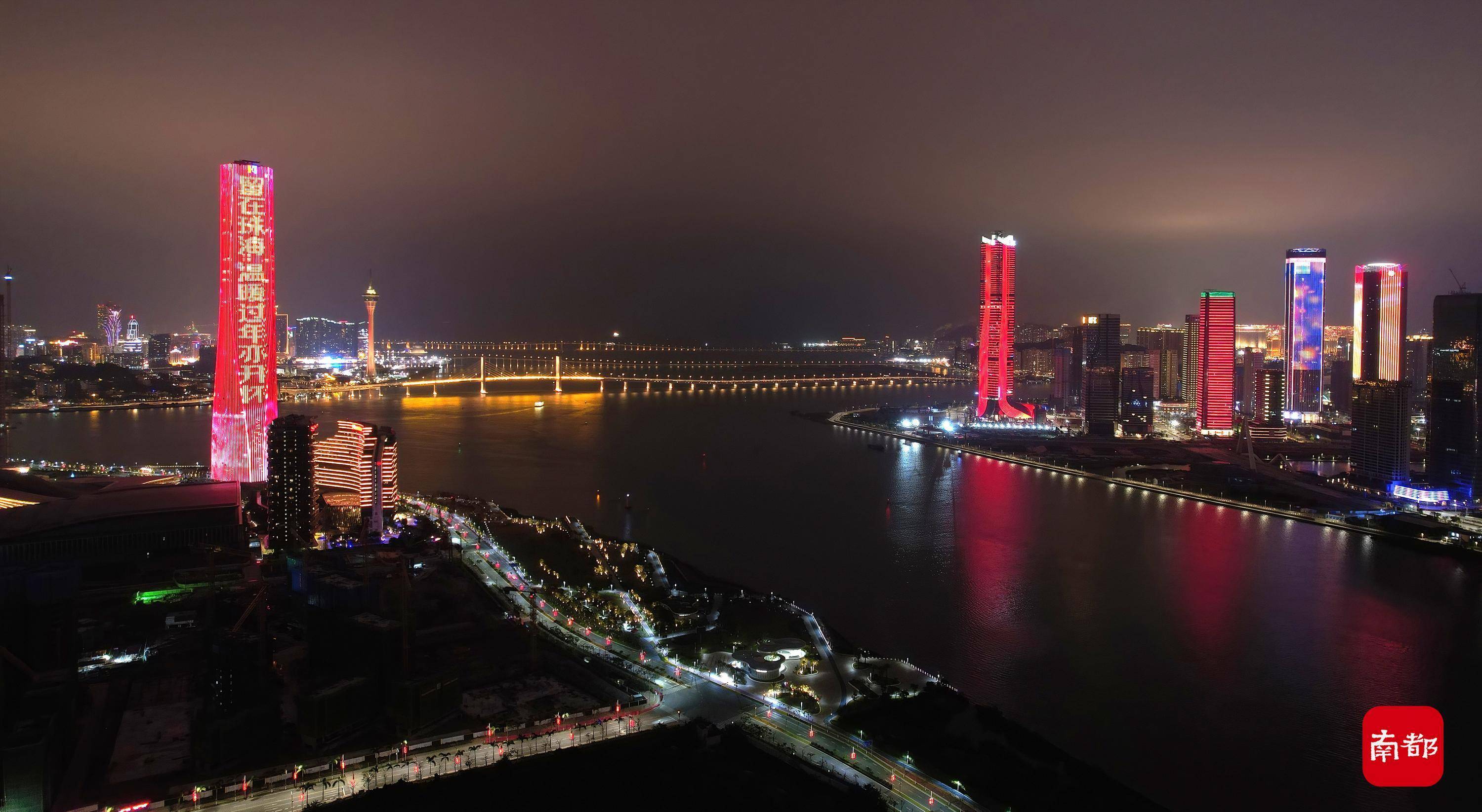横琴粤澳深度合作区摩天大楼亮起中国红留珠过年挺好