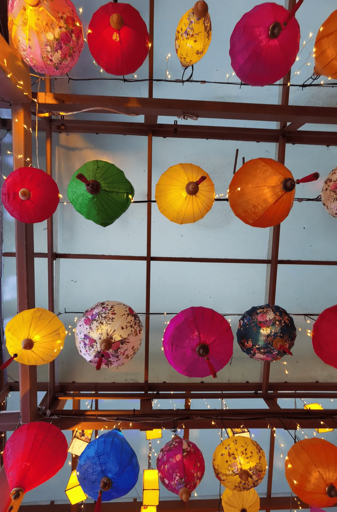 这个春节三亚红树林美食街的灯笼长廊美翻了