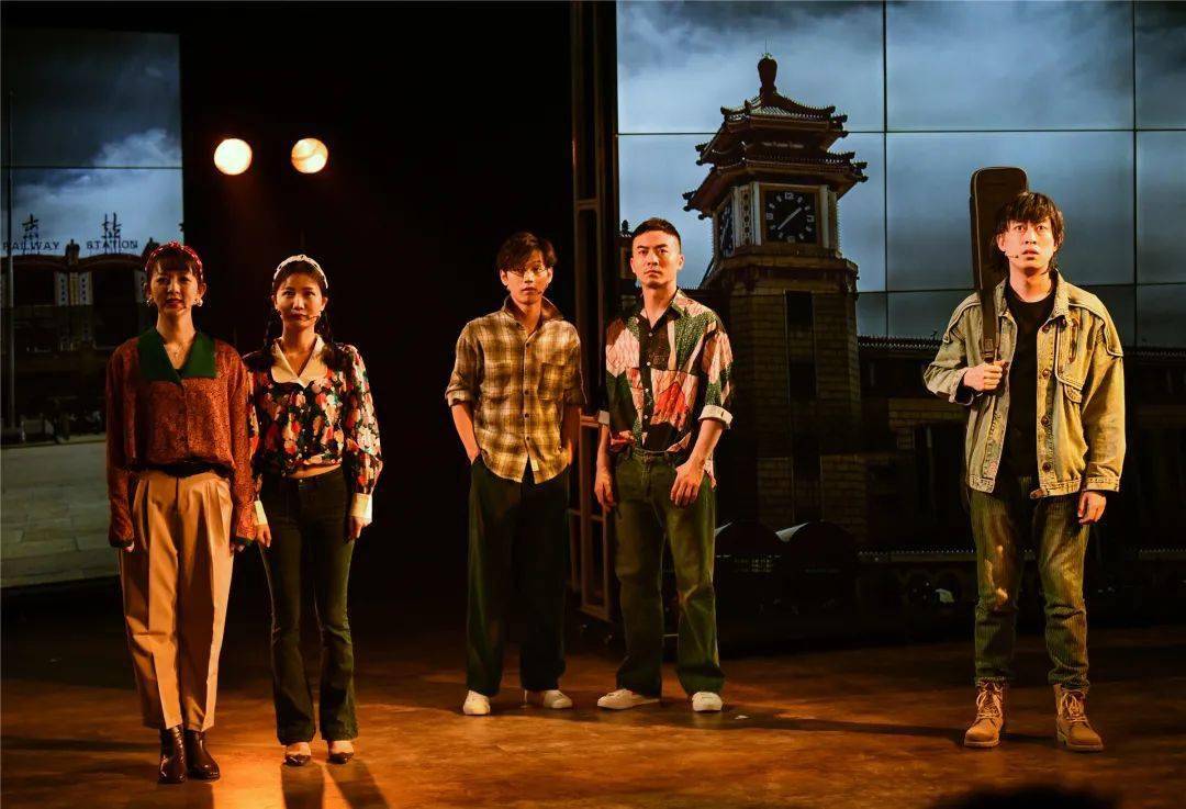 北京台春晚舞台小柯老师献唱钟鼓楼来线下看小柯老师出演音乐剧西大钟