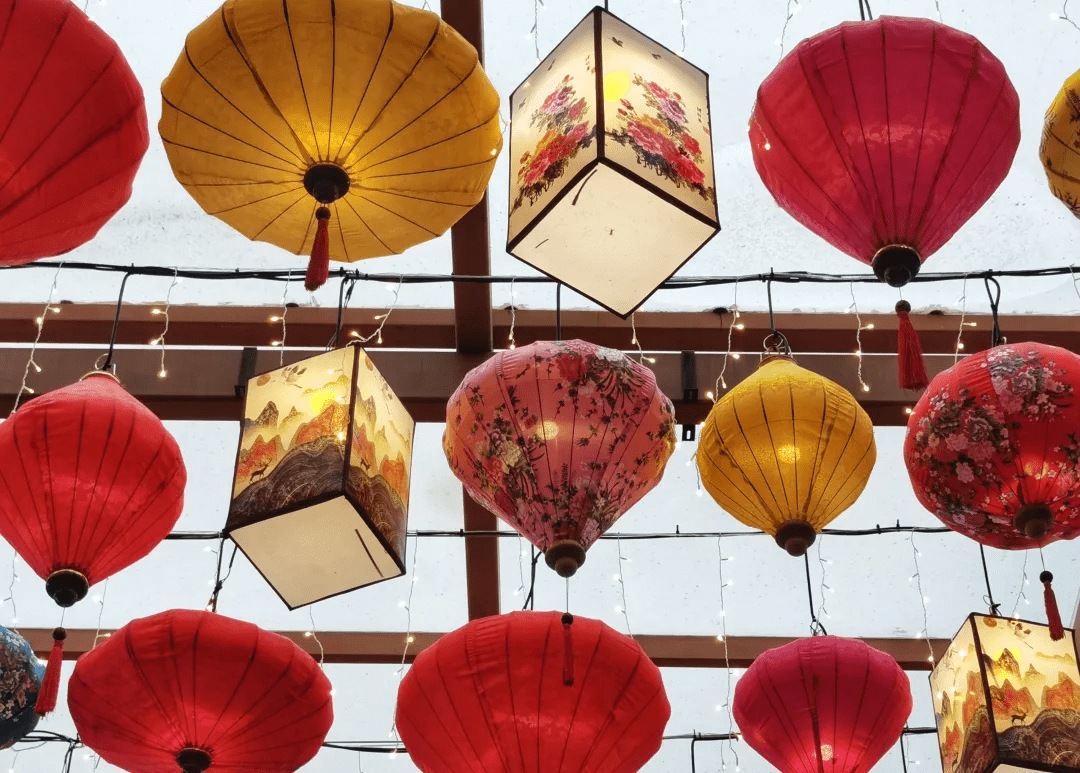 这个春节三亚红树林美食街的灯笼长廊美翻了