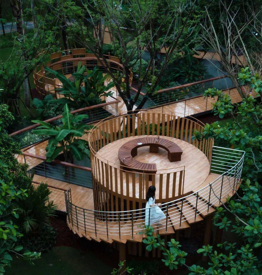 椰林等地域特色及丰富生物资源,在小尺度场地中再现澎湃辽阔自然景观