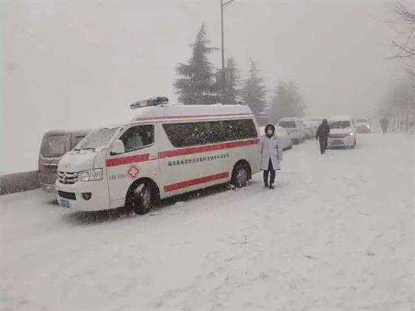 景区|最担心的事发生了：突降暴雪！2000名游客滞留