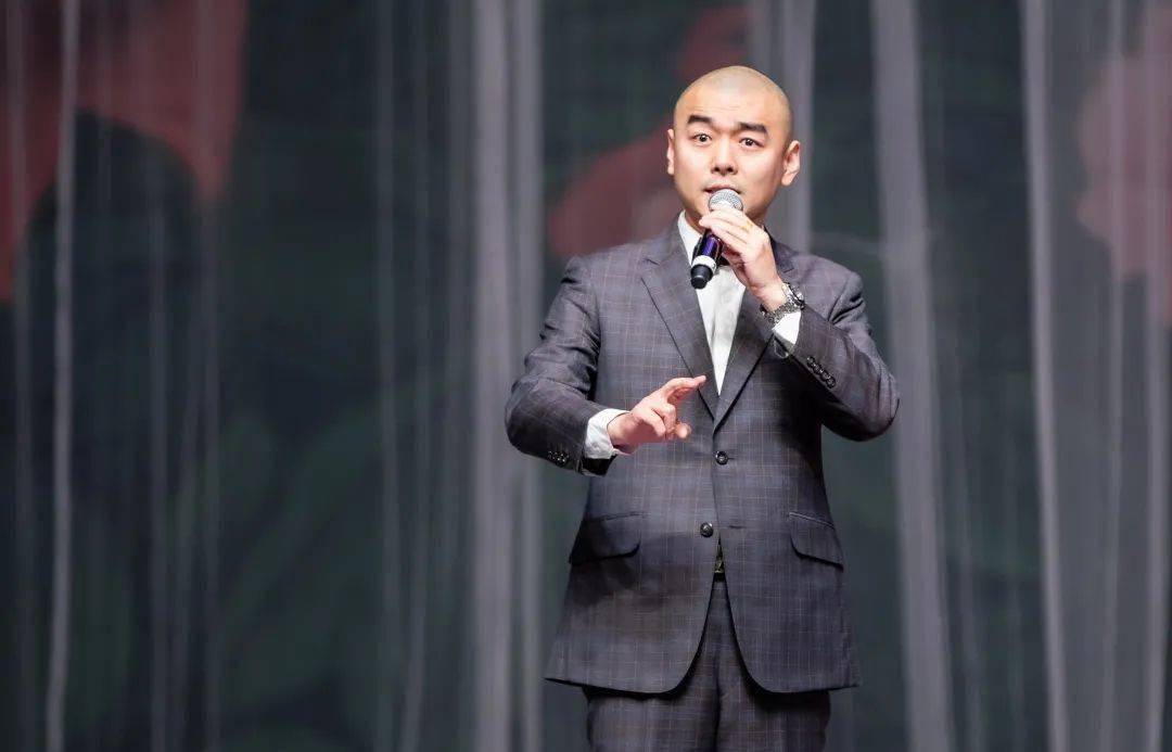 李晨第一部分"传统经典",多个脍炙人口的唱段带领观众领略京剧艺术