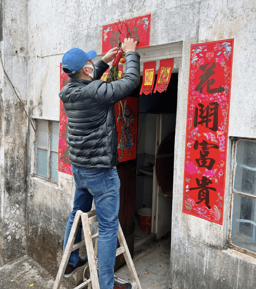 老三胡杏儿丈夫春节晒全家福，一家五口穿亲子装，豪宅客厅装修简约