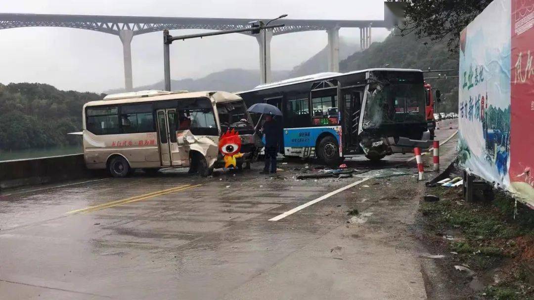 昨日,三明这路段一中巴与公交车相撞,现场一片狼藉……_车祸_三通