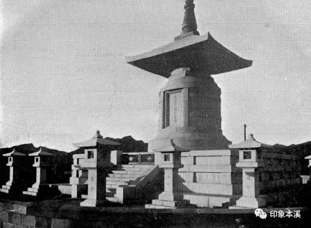 1934年,在大仓喜八郎死去六周年时,其子下令在诚忠山最高处,修建纪念