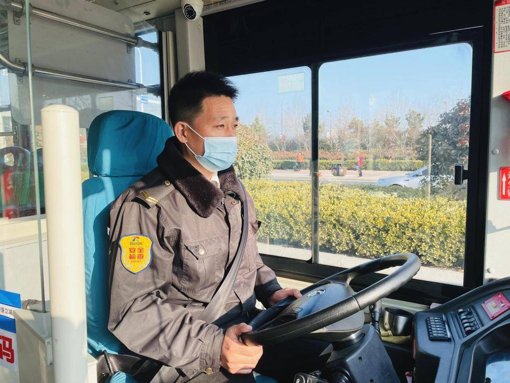 公交司机春节坚守岗位12岁女儿跟车陪伴