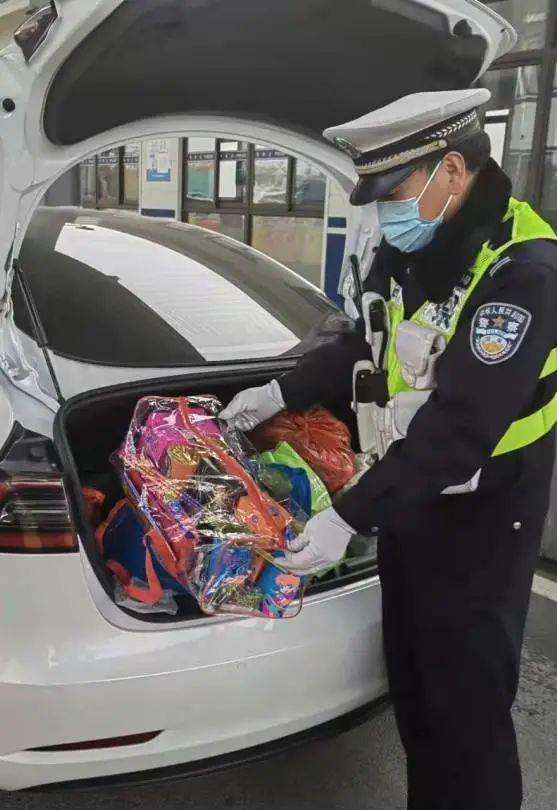 辖区走访时,发现马陆塘街一家商户内有仙女棒,划炮等小型烟花爆竹若干