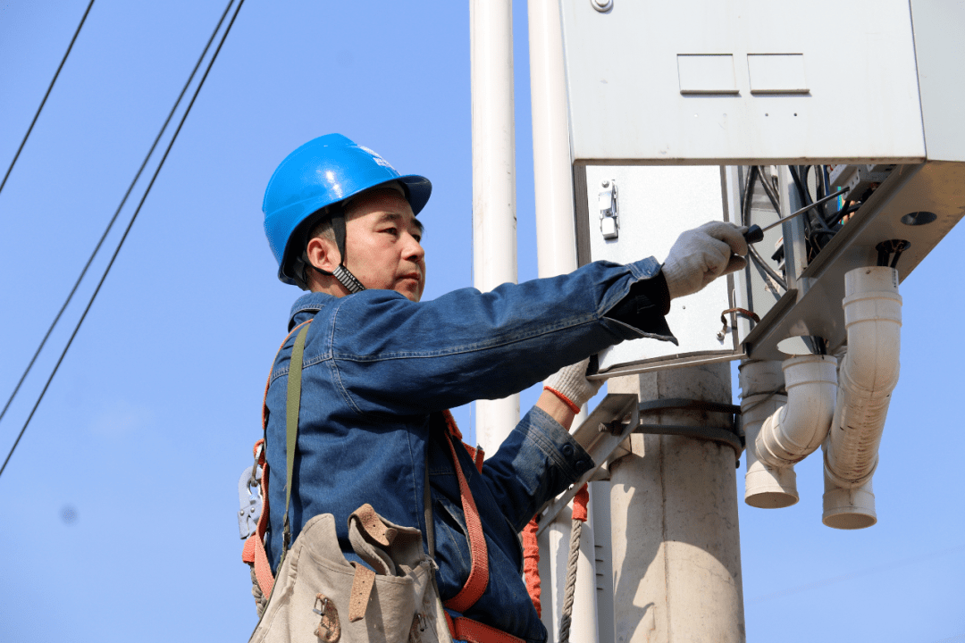 新春走基层坚守工作岗位的电力人