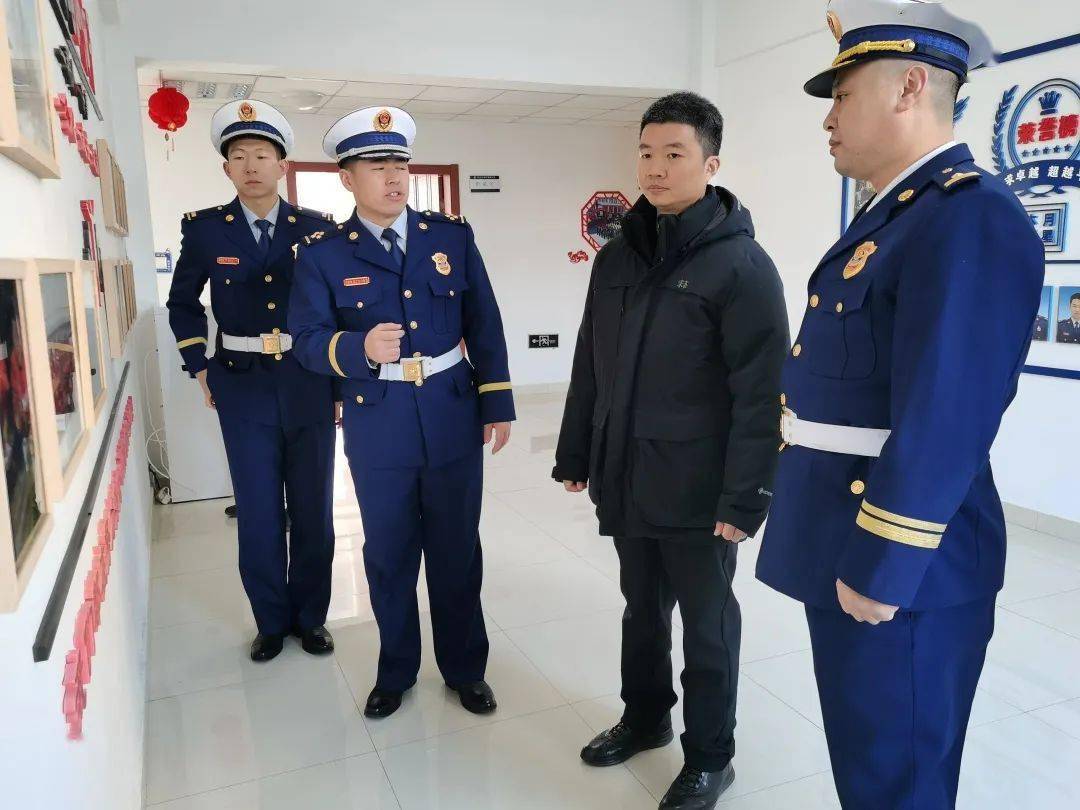 银州区区委副书记区长张大伟深入银州区消防救援大队看望全体消防救援