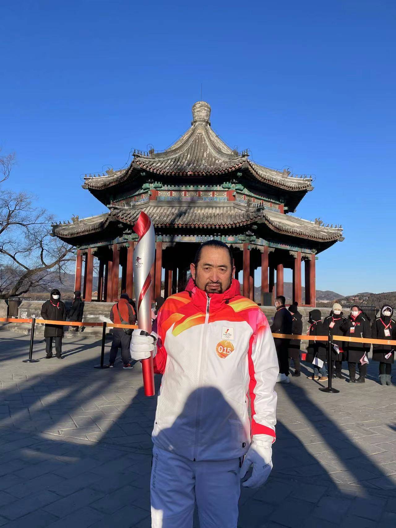 康巴汉子其美多吉手捧火炬要把奥运精神带回雪域高原