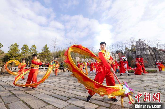 游客|民众走进江南山镇感受传统中国年