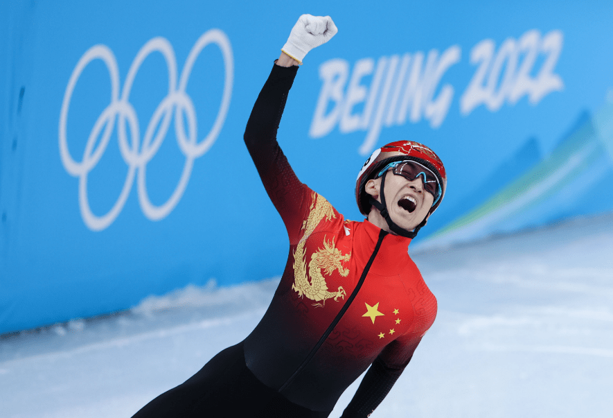 北京冬奥会中国第一枚金牌武大靖带领混合接力夺冠最后守住了