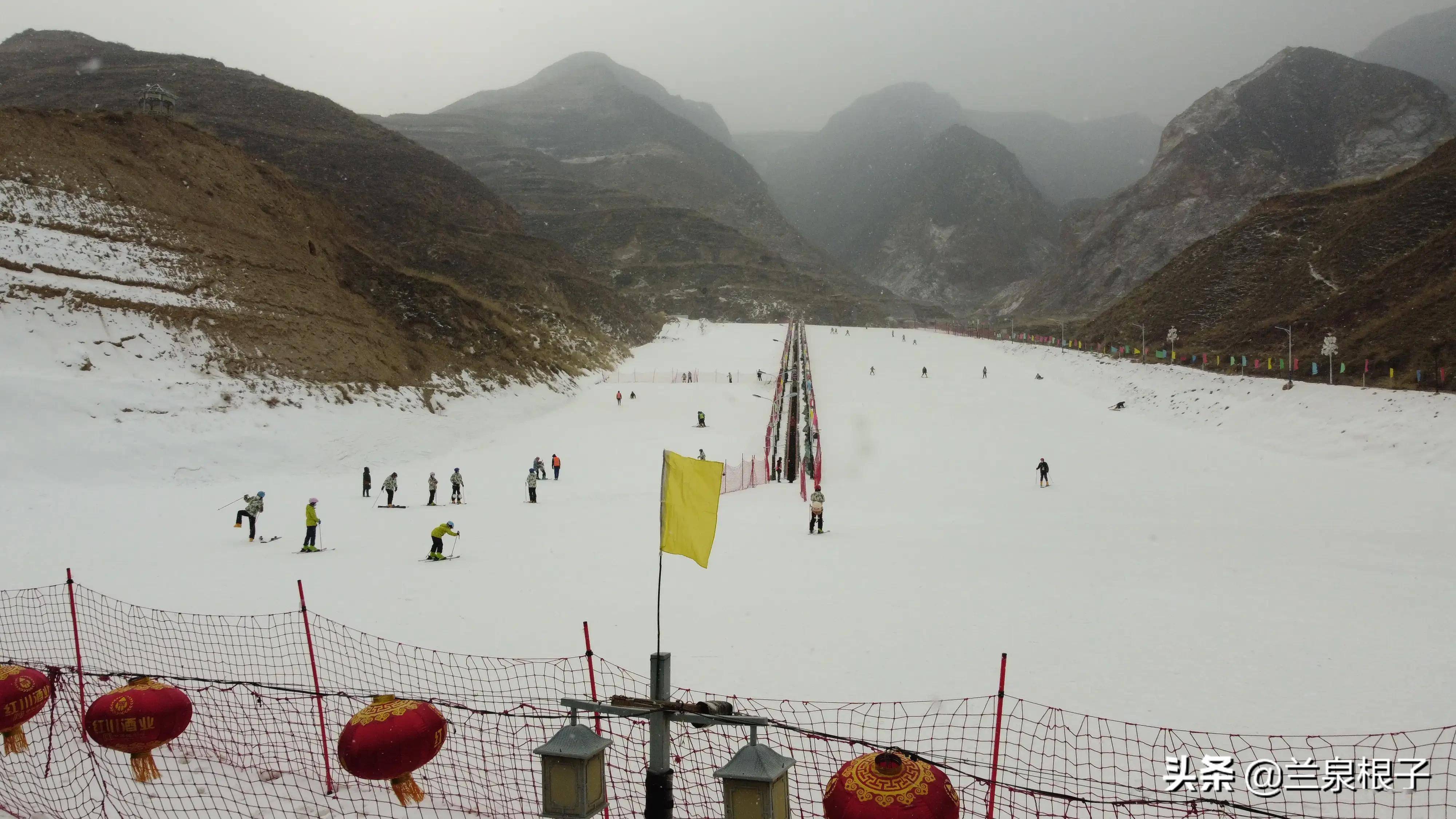 走进兰州银山七彩谷感受滑雪乐趣_天气_阿干镇_滑姿