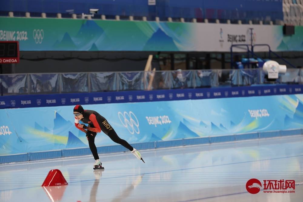 女子|速度滑冰女子3000米决赛进行 中国选手阿合娜尔·阿达克滑出4分12秒28
