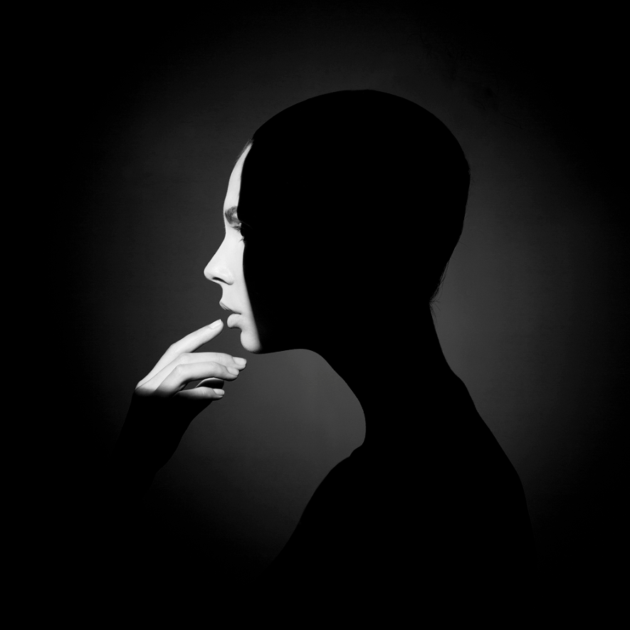 曼妙人体的高级感俄罗斯摄影师用相机给模特穿上光影