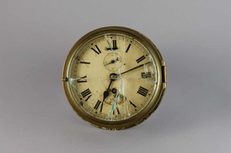 学党史悟思想重庆号巡洋舰船钟