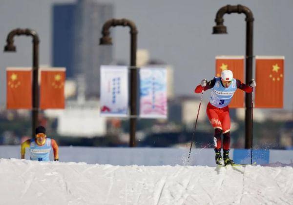 体育场|冬奥会开幕式上，来自重庆的冰雪健儿王强代表运动员宣誓