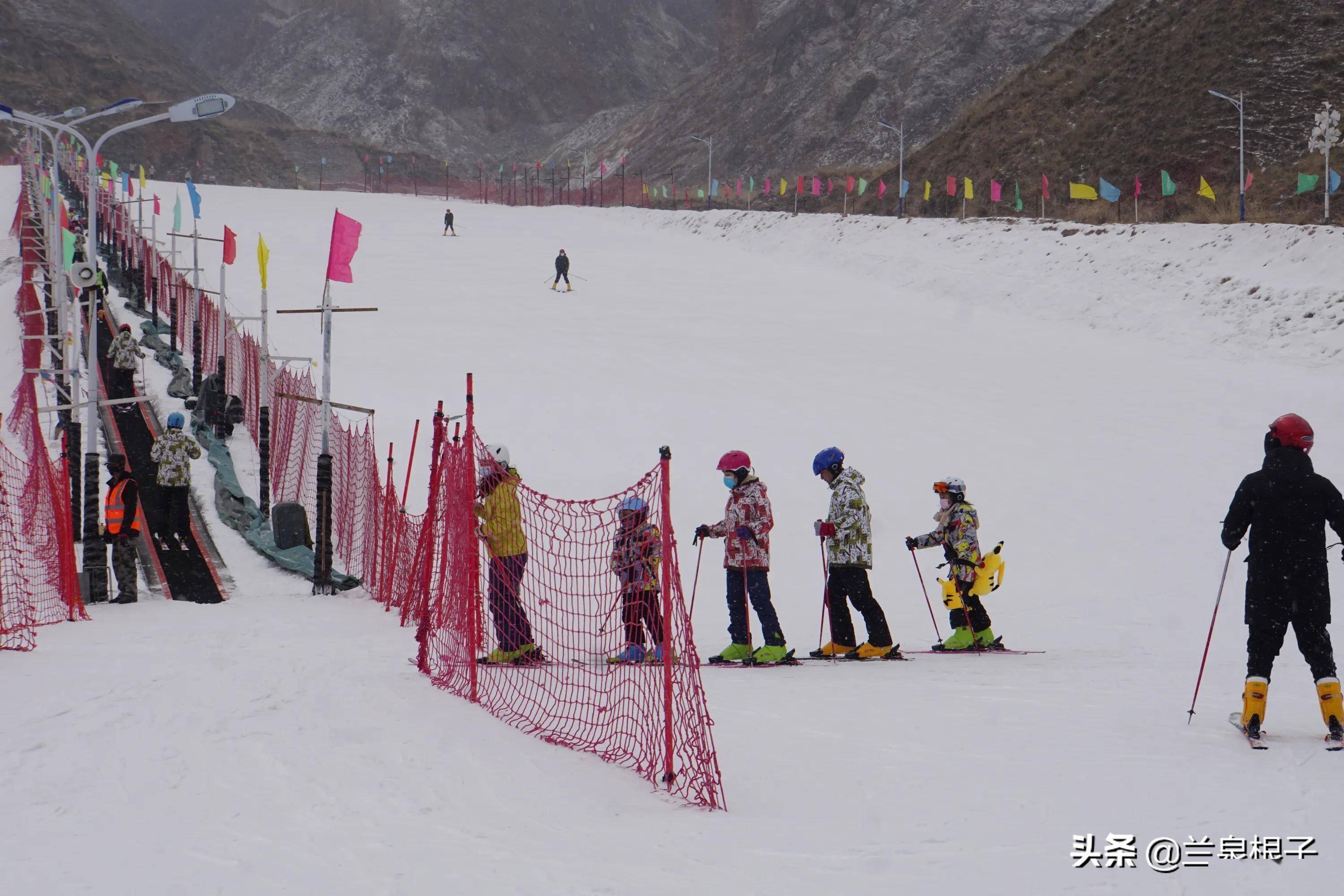 走进兰州银山七彩谷感受滑雪乐趣_天气_阿干镇_滑姿