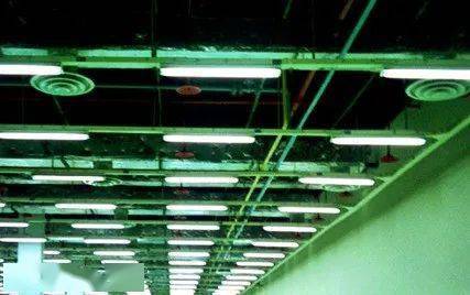 地下室灯具安装走廊灯具安装变配电室灯具安装工艺说明:灯具重量大于