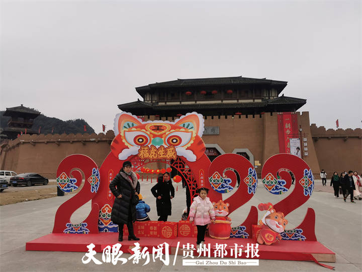 虎年集虎虎头相框框住市民笑容