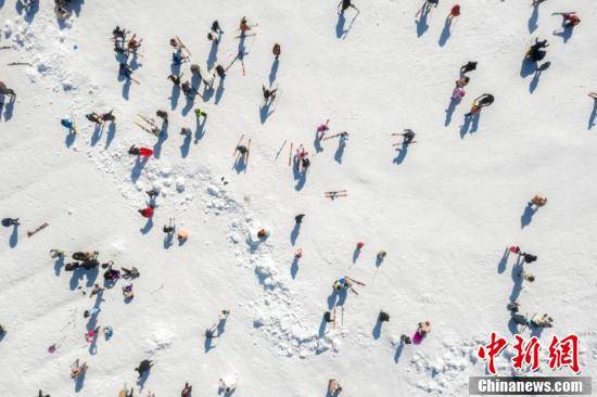 游客|航拍江西庐山滑雪场人潮涌动 冬奥会带来滑雪热