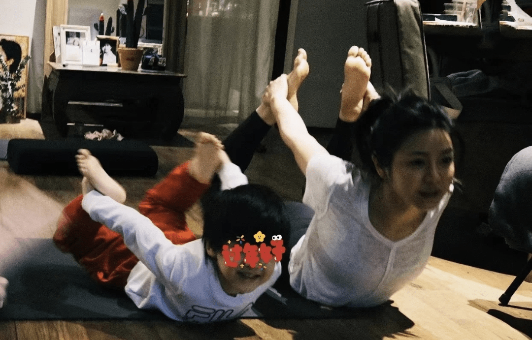 M6 米乐陈妍希做亲子瑜伽将儿子高高托举小星星模仿妈妈动作互动有爱(图4)