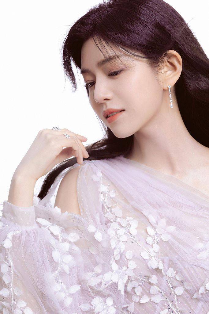 花朵演员出席百花迎春文联春晚 着淡紫色纱裙化身花仙子温婉拜年