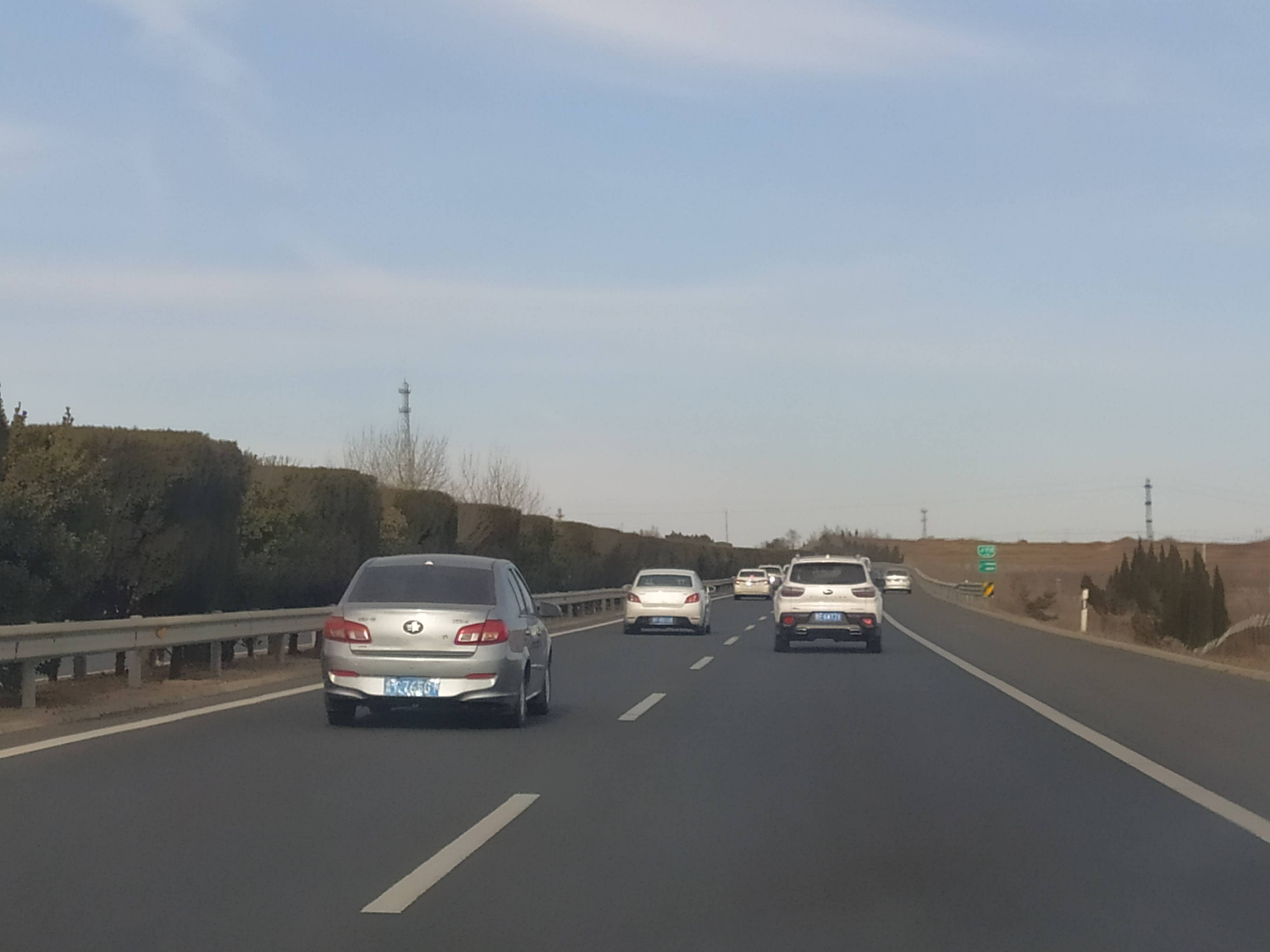 g15沈海高速通往烟台方向车流量大_路段_莱阳_车速