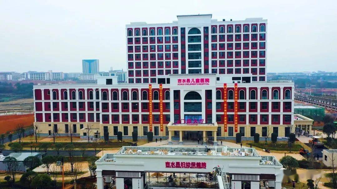 "2月6日,家住吉水县金滩镇金滩新区的李阿姨指着新建的吉水县妇幼保健