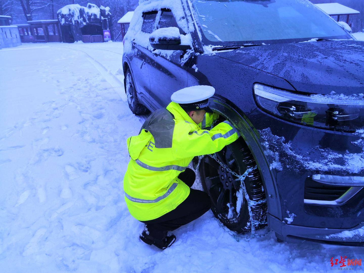 坚守|这个春节北川遭遇冰雪 当地民辅警提供帮助服务150余辆、次