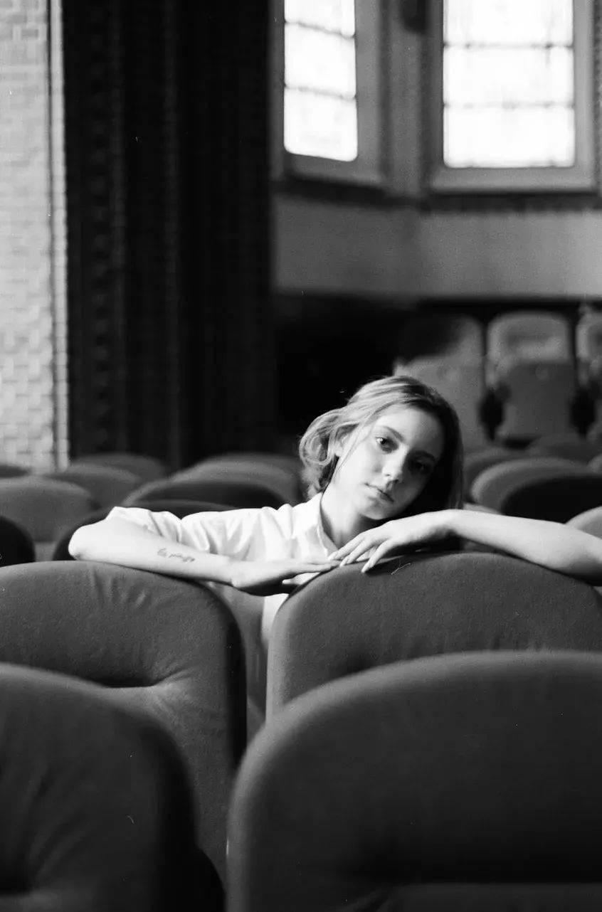 声色什么厉成语_不动声色的图片(2)