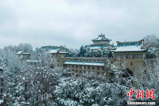 首场|航拍武汉大学雪景：青瓦白雪相映成画