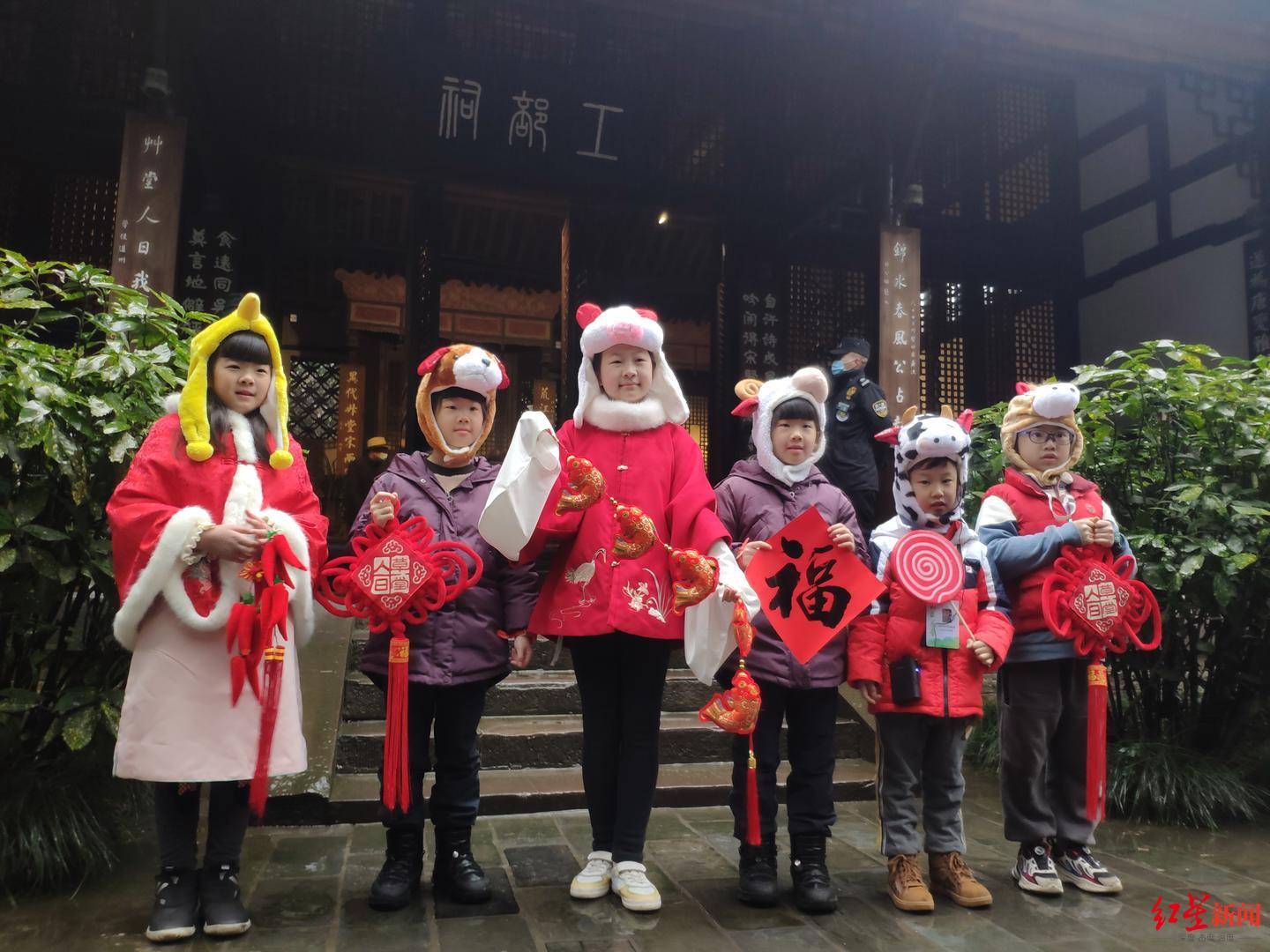 杜甫|人日游草堂：游客在细细春雨中祭拜杜甫