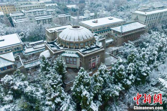 首场|航拍武汉大学雪景：青瓦白雪相映成画