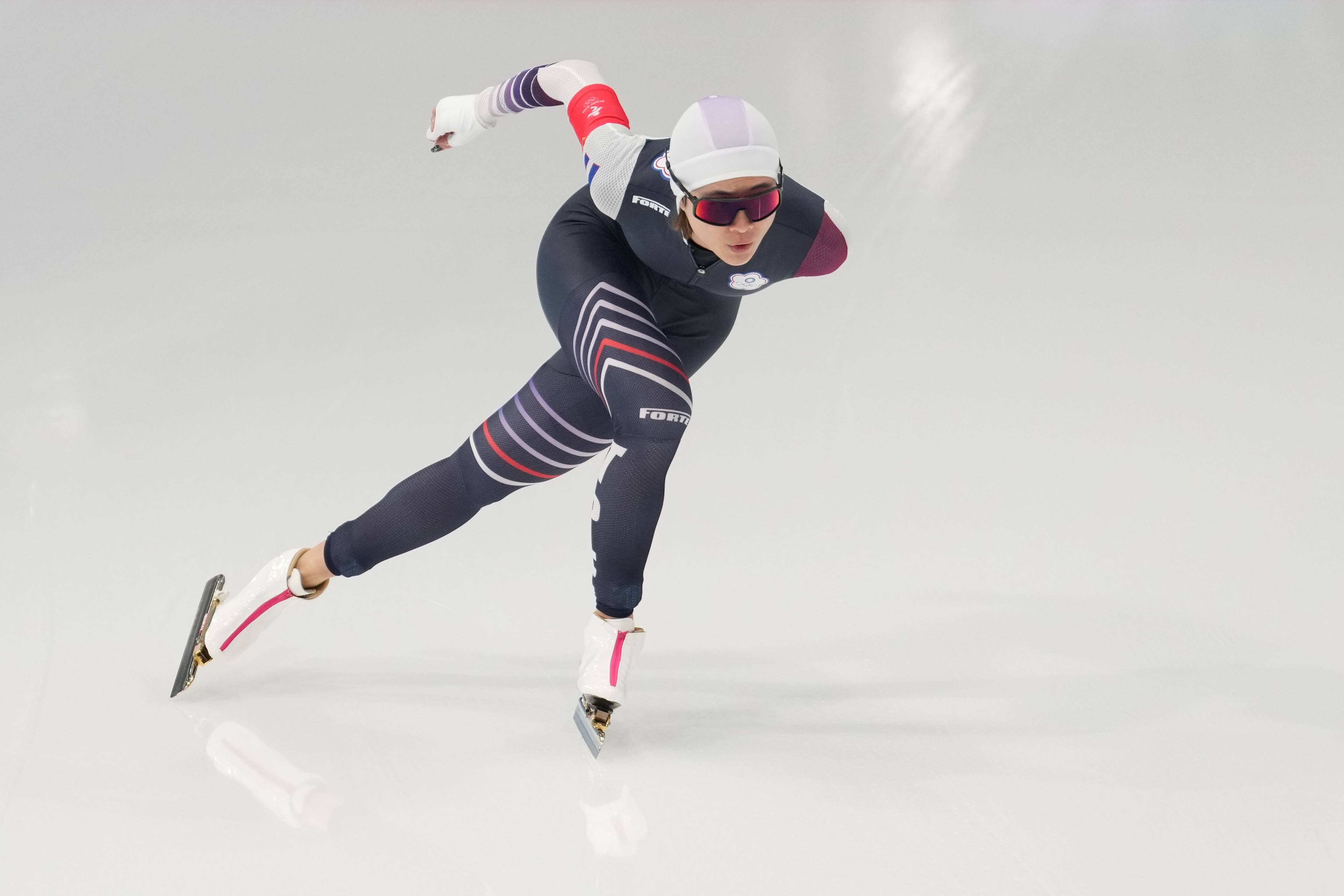 高清：速滑女子团体追逐1/4决 中国女将潇洒滑行