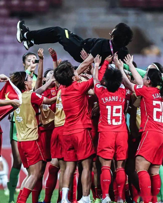 【戴宏锦】贺中国女子足球队击败韩国九夺亚洲杯_中国女足今晚冲击