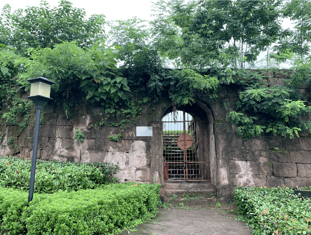 白云寨从西门题刻可知,多功城修筑于南宋末,淳祐四年(1244年)余玠修