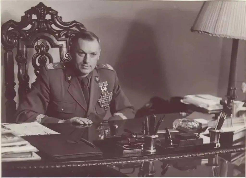 身穿波兰元帅服的罗科索夫斯基元帅1945年6月24日,斯大林委派罗科索
