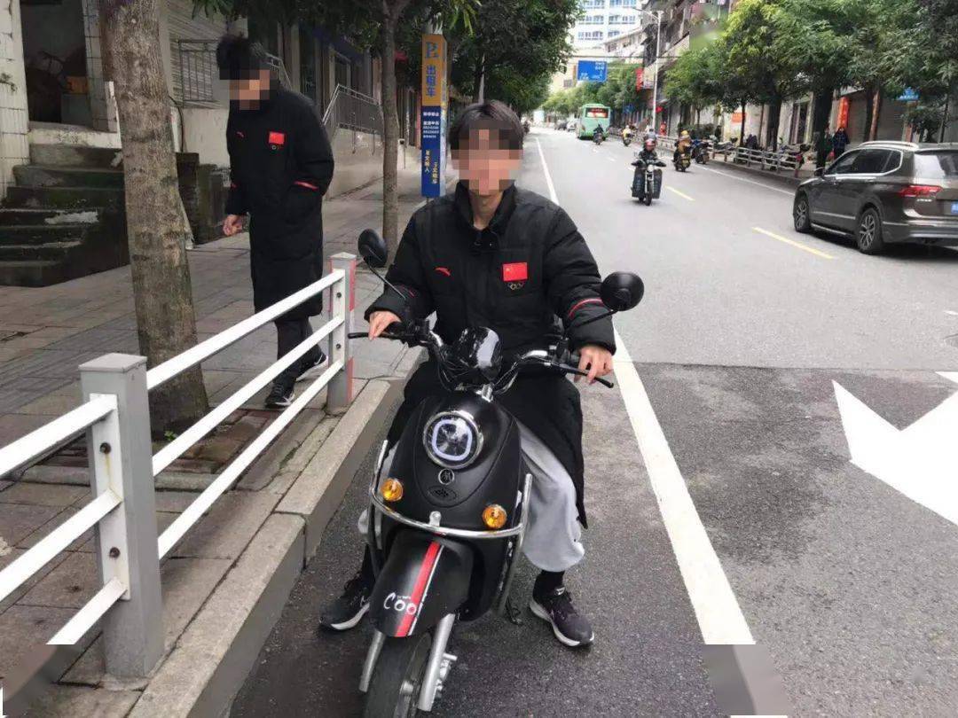 超骧路口占用人行道停放来源:综合各部门来稿制作:延平区融媒体中心