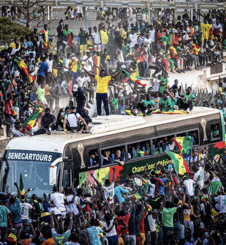 sonny|狂欢吧！塞内加尔国家队开启夺冠游行，庆典现场人山人海