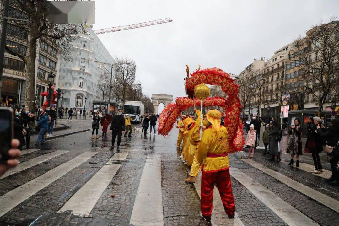 巴黎香榭丽舍大街龙狮飞舞庆祝中国春节_法国巴黎_活动_中法