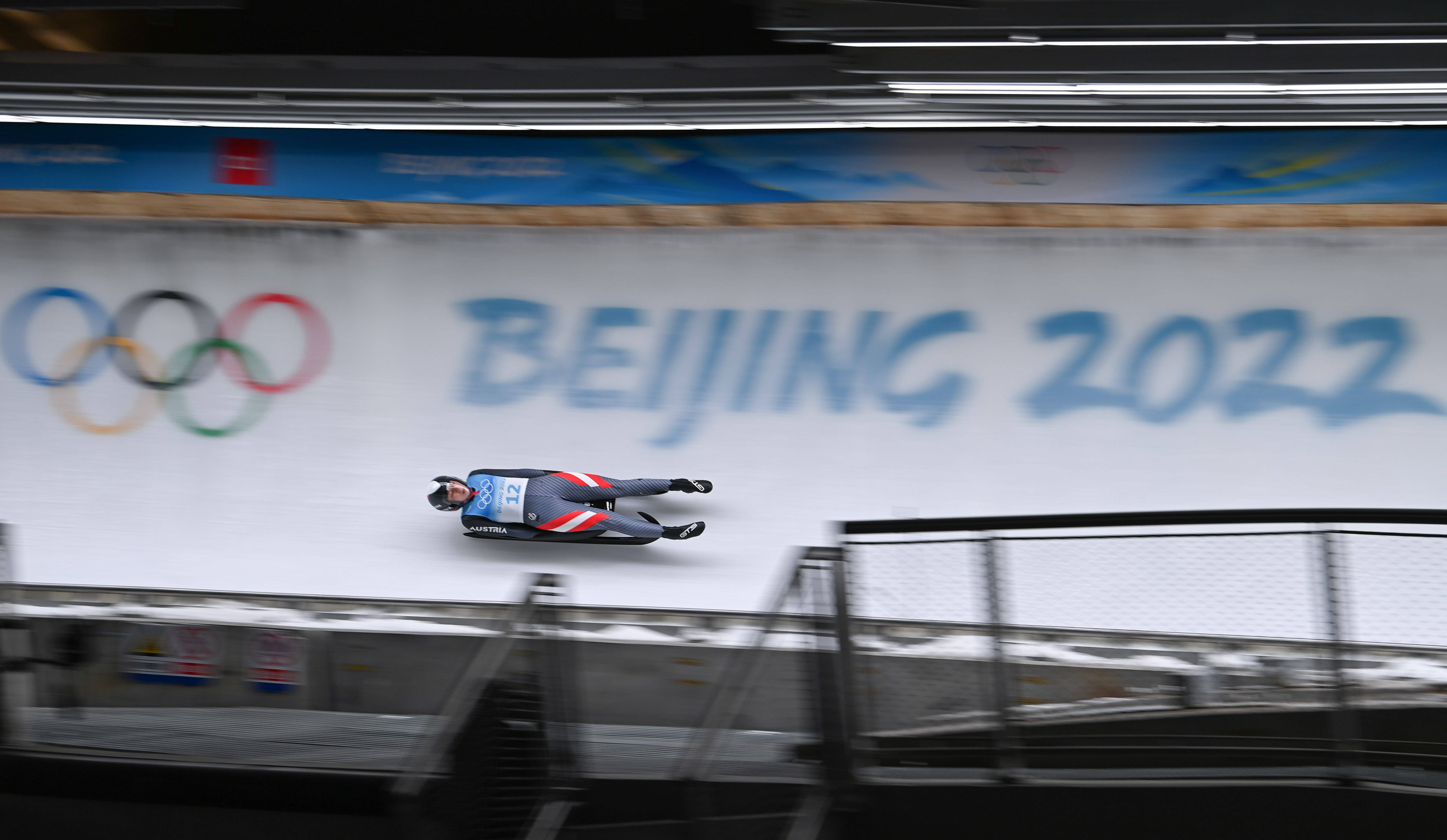 当日,北京2022年冬奥会女子单人雪橇项目比赛在国家雪车雪橇中心举行