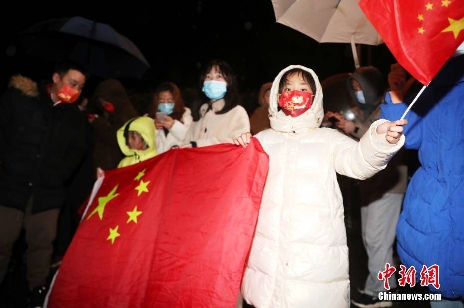 中国女足,女足,球迷,中国女足|中国女足凯旋 球迷冒雨迎接