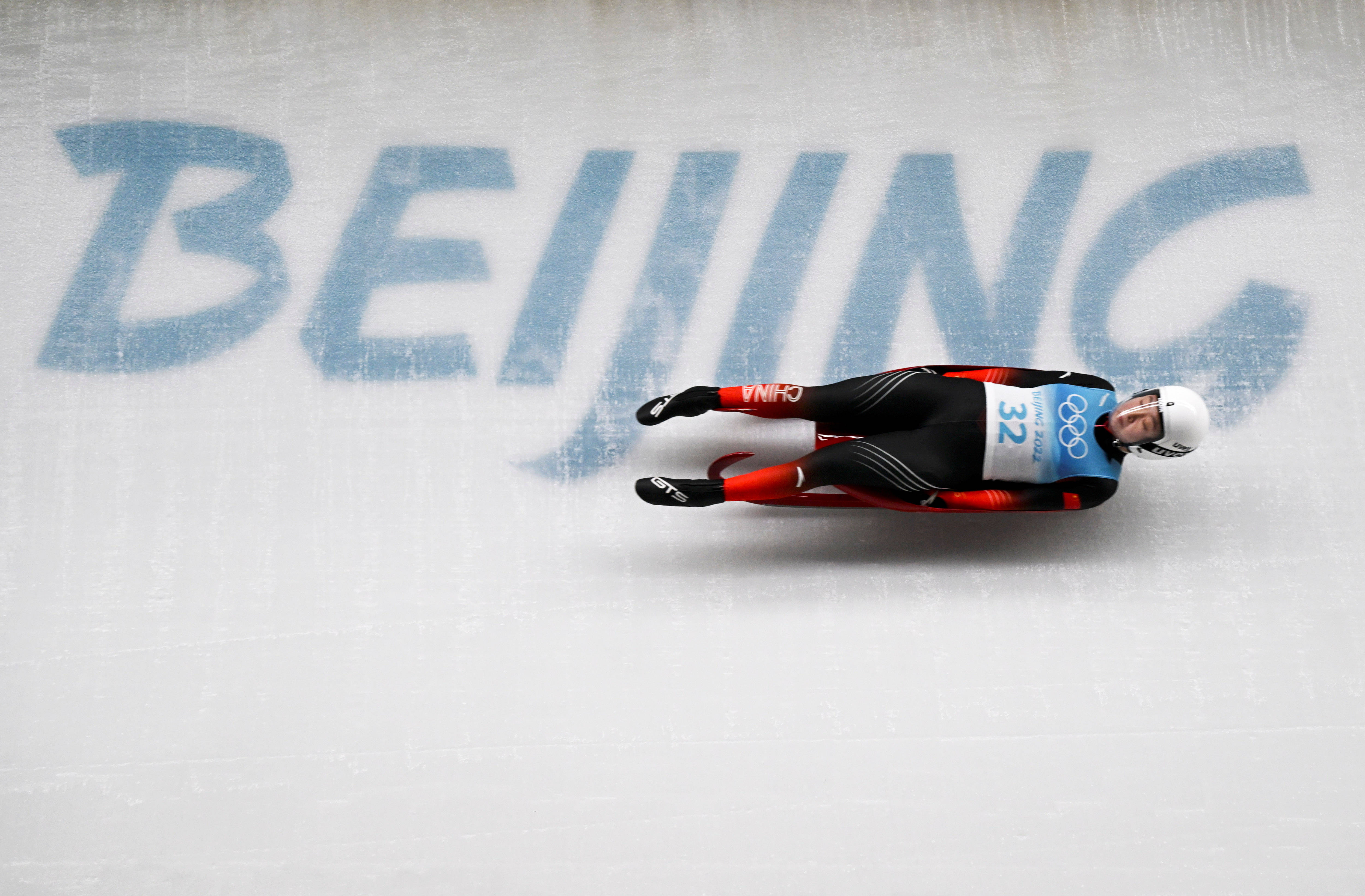 新华社记者 孙非 摄当日,北京2022年冬奥会女子单人雪橇比赛在国家雪